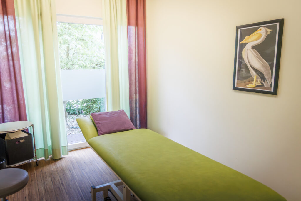 Behandlungsraum mit Therapieliege