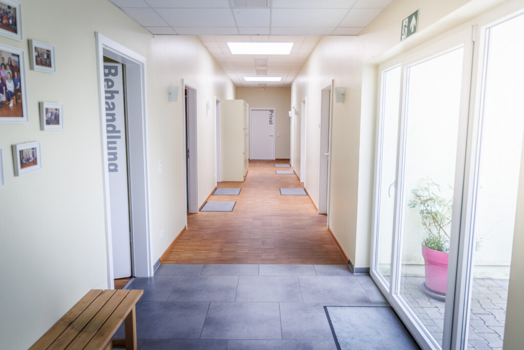 Heller Flur mit den Behandlungsraeumen
