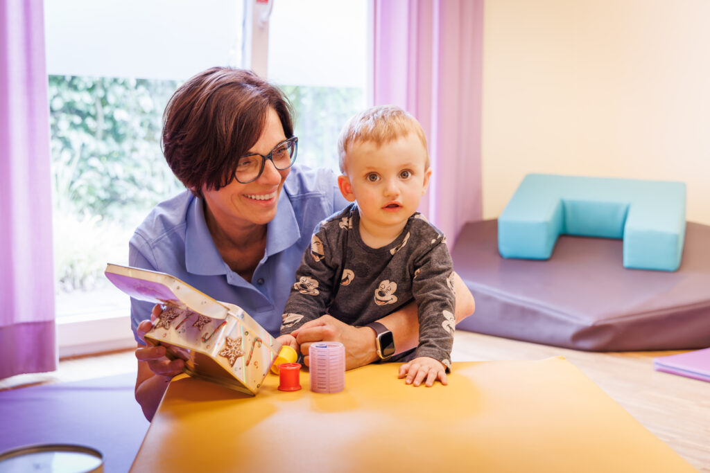 Therapeutin arbeitet mit einem Kleinkind