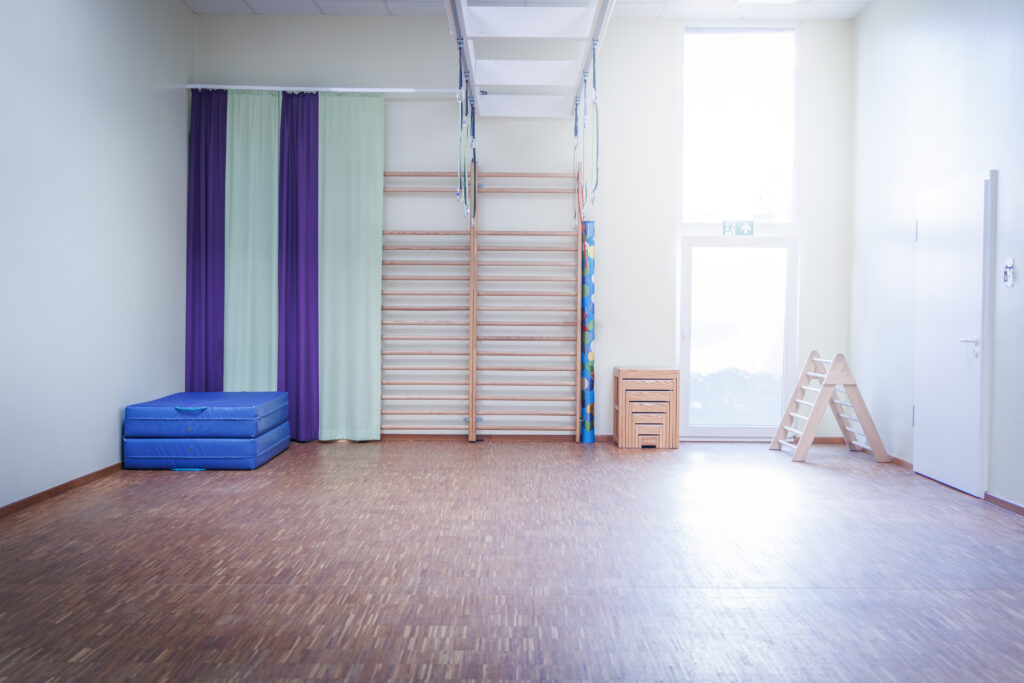 Heller Bewegungsraum mit Sprossenwand